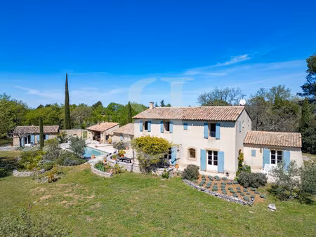 bastide provençale avec piscine chauffée  chambre indépendant