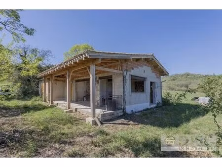 bâtisse partiellement rénové avec beau terrain et situation très calme.