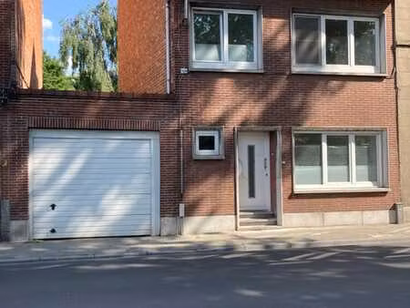 maison familiale spacieuse avec grand garage et jardin