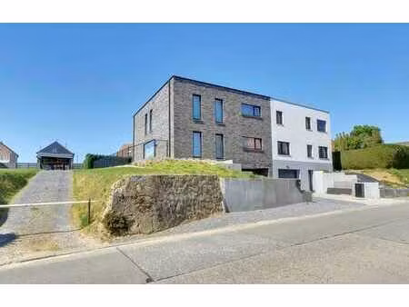 maison neuve de 2024 finie avec des matériaux de qualité ...