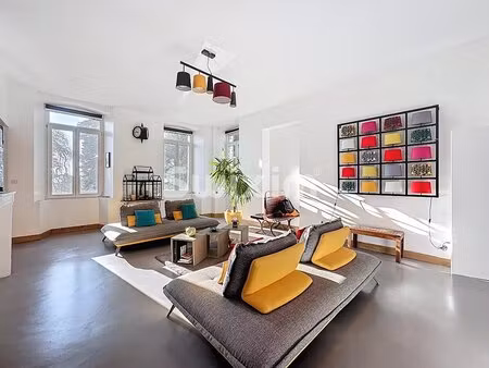 bâtisse du 17ème siècle sur parcelle de 6'480m2