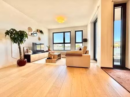 lumineux avec terrasse + parking inclus à +/- 2km roodebeek