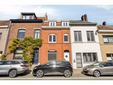 maison bien située avec trois chambres
