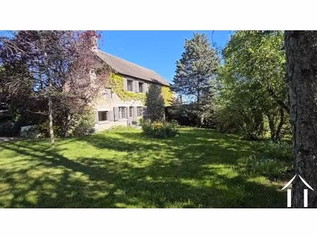 maison en pierre avec jardin et grange