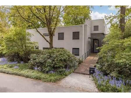 villa architecturale dans un environnement verdoyant.