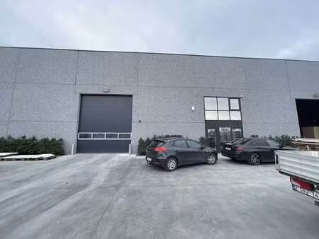 entrepôt (684 m²) avec bureau (156 m²) à louer à kruisem
