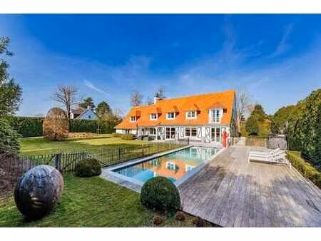 une villa rénovée avec piscine en fond de terrain
