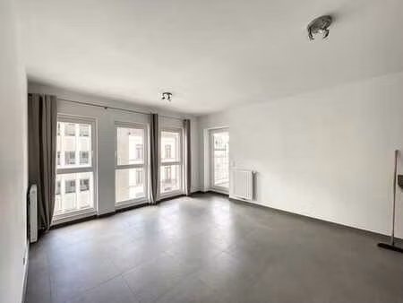 bel appartement neuf d'un chambre avec terrasse ! libre le 1