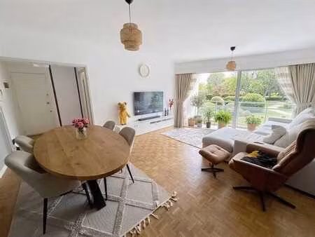 belle terrasse avec vue sur les jardins