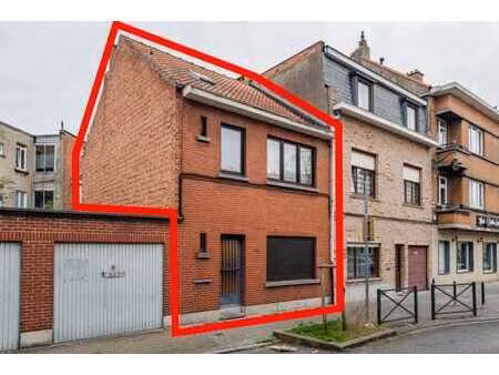 une maison avec dépendances et garage