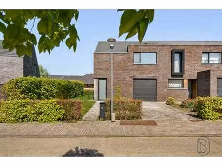 à vendre : maison moderne et économe en énergie avec jardin