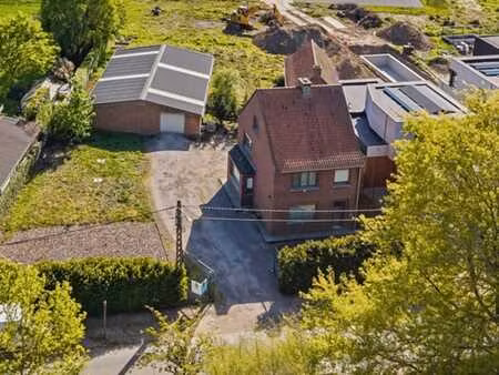 charmante maison semi-ouverte idéalement située avec entrepô