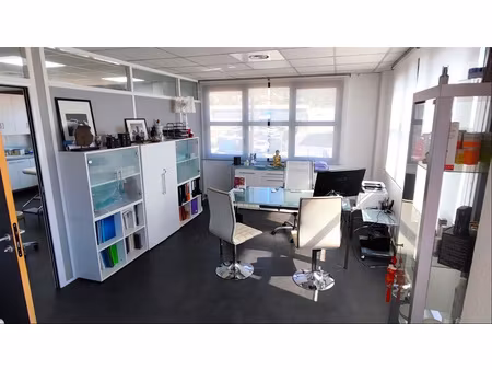 la garde local / bureaux 92.20m2 avec 3 places de parking pr