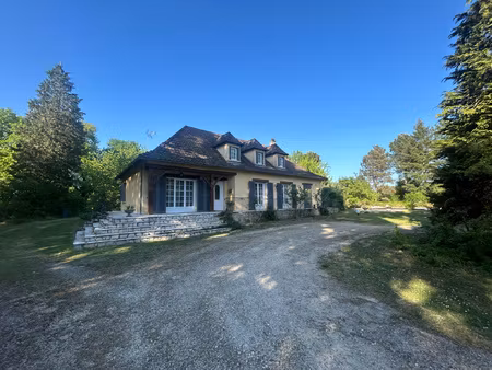 maison 197m2 4 chambres et un bureau  garage et piscine par