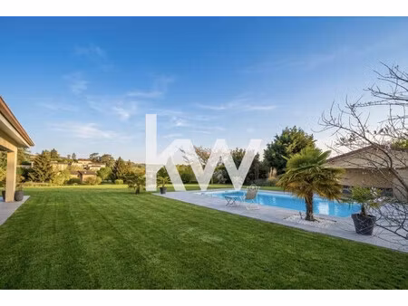 maison avec piscine  garage double  sur un terrain de 1650m2.