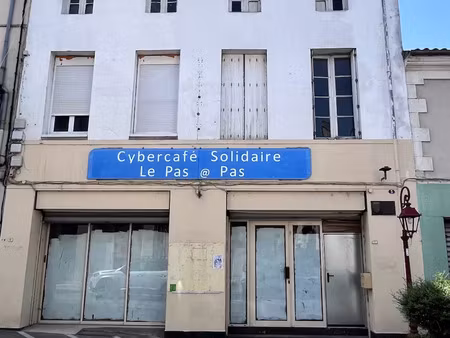 grand immeuble à rénover offrant beaucoup de possibilités commerciales ou d’habitation