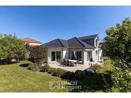 maison contemporaine et son jardin ouvert sur la campagne