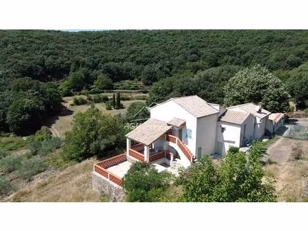propriété avec deux maisons sur environ 12 hectares de terrain