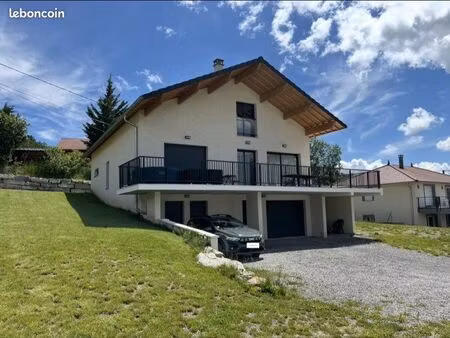 location grande villa contemporaine de 6 pièces  spacieuse  au calme  terrain de 1180m2