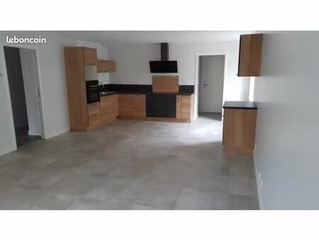 appartement trois-pièces  plus une pièce indépendante  810 euros charges comprises