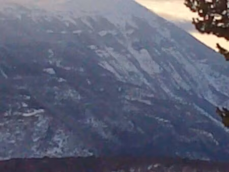 caravane sur terrain pied du mont ventoux