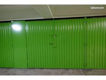 box fermé avec electricité dans residence sécurisée >15m2