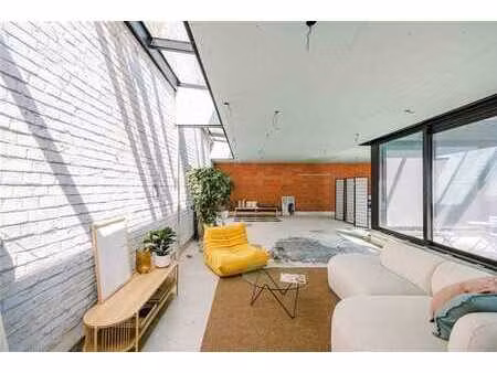 propriété commerciale multifonctionnelle avec loft à finir