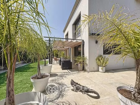 villa de luxe à vendre dans le quartier la source