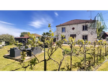 77- coutencon - maison en pierre d'environ168 m2  jardin d'e
