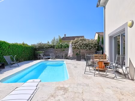 villa avec piscine entre le centre bourg et celui d'azieu