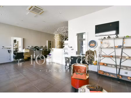 immeuble avec local commercial actif et 2 appartements à rénover