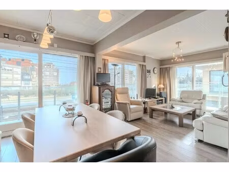 lichtrijk hoekappartement met terrassen vlakbij zeedijk!