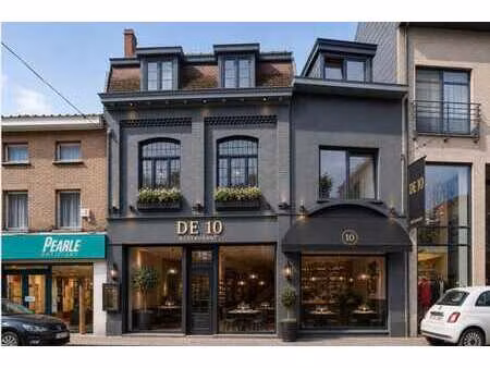 maison commercial avec résidence dans le centre.
