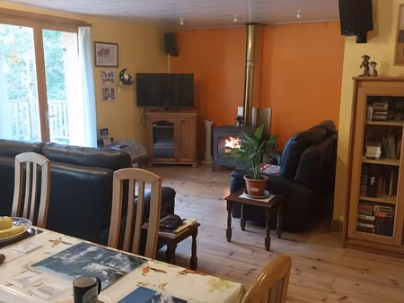 charmante maison de plain-pied  idéalement située sur un terrain de 1500 m²  offrant un ca