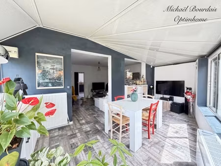maison idéalement située au lude – 3 chambres – 104 m2 - cuisine neuve – véranda – cour cl