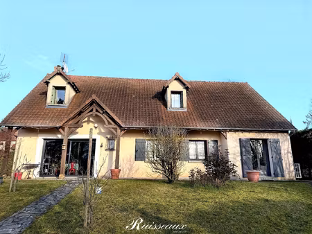 maison familiale t8 au calme à precy sous thil