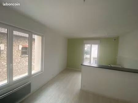 grand appartement t3 avec parking privé dans cour sécurisée
