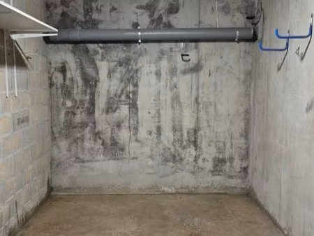 garage fermé 14 m2 avec lumière et prise électrique dans résidence sécurisée
