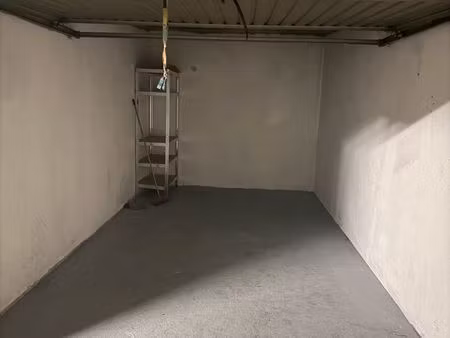 garage 13m2 ferme en sous sol place durel