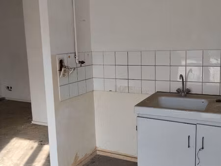 a vendre grand studio a rénover 29.22 m2 avec balcon + parking privatif