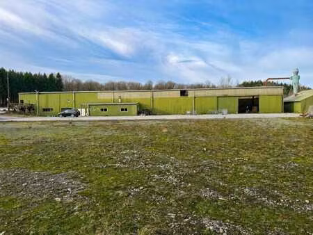 vaste entrepôt sur un terrain de 3ha 79a 74ca