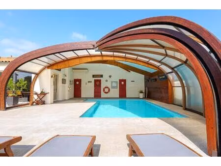 architecture singulière et piscine toutes saisons à deux pas du littoral