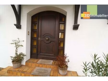 secteur dole  vends belle et grande propriété avec gîte  12 pièces  avec un terrain  pisci