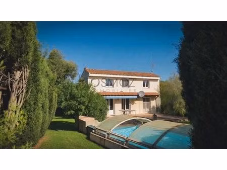 villa de 160 m² avec dépendance  piscine sur terrain arboré de 1