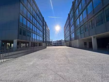 2.000 m² duurzame kantoren aan the loop op amper 2 km van...