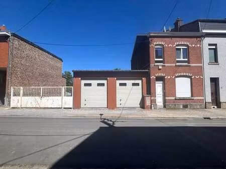 maison avec grand jardin  entrepôt et allée latérale