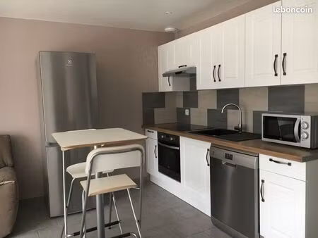 f2 bien exposé avec grand balcon