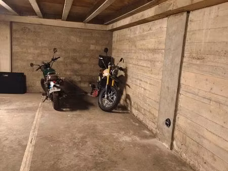stationnement box moto