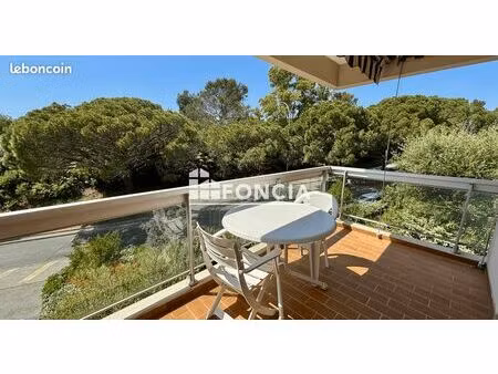 a 2 pas de la plage et des commerces