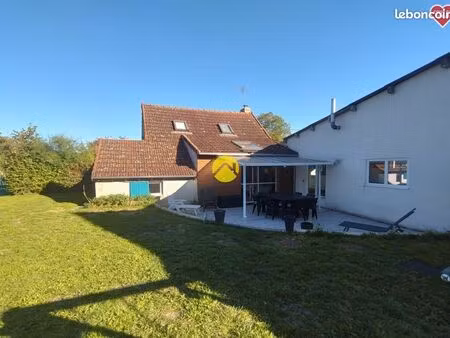 maison avec un grand garage